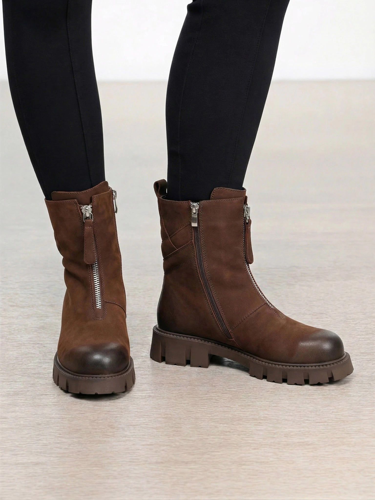 Ботинки коричневого цвета с декоративной молнией спереди